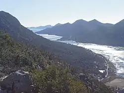 Ston a Broce (v pozadí)