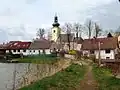 Pohled od Dolního Jarošova rybníka ke kostelu svatého Václava