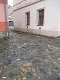Dochovaná původní kamenná dlažba v bývalé židovské čtvrti v ulici Školní