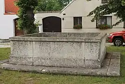 Stráž nad Nežárkou, Malé nám., kašna (2021-07-07; 02).jpg