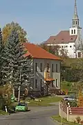 Centrum obce, budova obecního úřadu, v pozadí kostel svatého Isidora