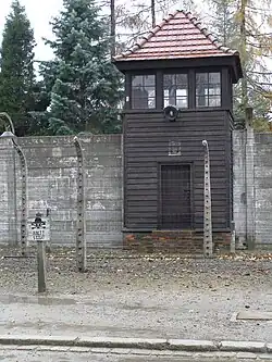 Strážní věž s výstražnou cedulí