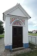 Kaplička s tradiční ornamentální výzdobou