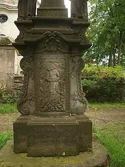 Detail sochy před kostelem