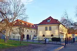 Bečvářův dvůr, zadní strana