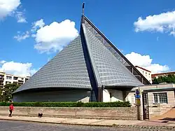 Strašnický kostel Neposkvrněného početí Panny Marie z roku 1994