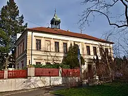 Škola z roku 1877, dnes místní policejní oddělení