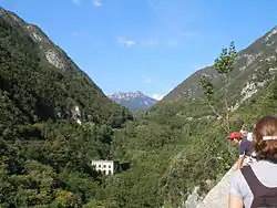 Pozůstatek elektrárny v údolí vyhloubeném říčkou Ponale