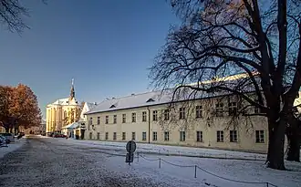 Strahovské nádvoří, vlevo světlý kostel sv. Rocha