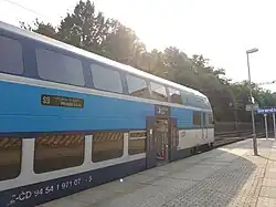 Jednotka řady 471 „CityElefant“ ve Strančicích. Nejnovější varianta korporátního nátěru.