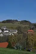 Domy v severní části vesnice, v pozadí rozhledna Lázek