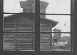 Strážní věž průhledem z okna lágrového baráku