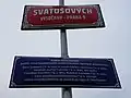 Tabule s názvem ulice Svatošových ve Vysočanech s modrou dodatkovou tabulí