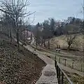Strmý svah parku Alejka
