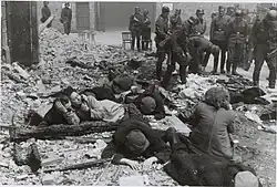 [10] Židé vytaženi z bunkru