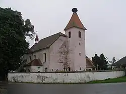 Farní kostel sv. Petra a Pavla ve Strýčicích.