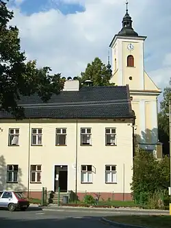 Farní kostel Všech svatých a budova fary