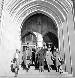 Studenti opouštějí Chemistry Building, University of Saskatchewan, Saskatoon, květen 1944