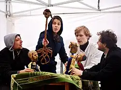 Záběr z pohádky „Hlupáci z Chelmu”, provedené během akce Dyzajn market na piazzettě u Národního divadla (2017)