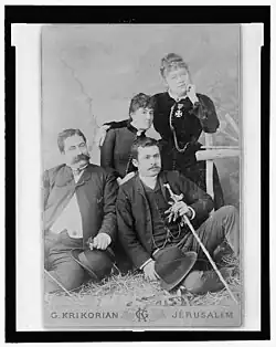 Ateliérový portrét Lydie Mamreoff von Finkelstein Mountford (zcela vpravo) pózující s další ženou a dvěma muži