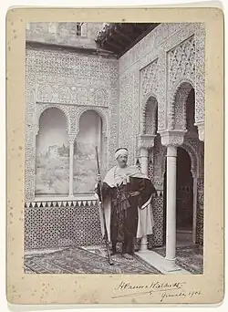 Studiový portrét Henryho Pauwa van Wieldrechta v orientálním kostýmu s puškou