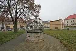 Studna na náměstí B. Němcové v Josefově.JPG