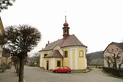 Náves s kostelem sv. Jana Nepomuckého