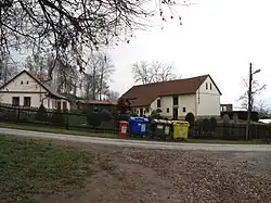 Dům a kontejnery tříděného odpadu