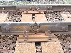 Mostová podkladnice má zpevnit styk kolejnic