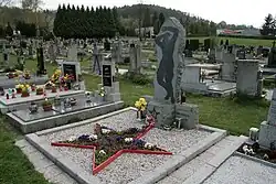 Sušice, hřbitov, hrob sovětských vojáků Žulina a Hitovčuka (8158).jpg