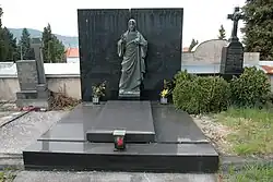 Sušice, hřbitov, hrobka rodiny Kožušníčků a Rathů (8151).jpg