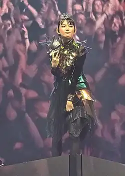 Suzuka Nakamoto během koncertu s kapelou Babymetal v roce 2025