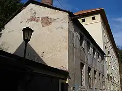 Subakova koželužna s vyhořelým objektem