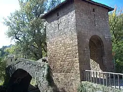 Mostní věž chránící přístup na most