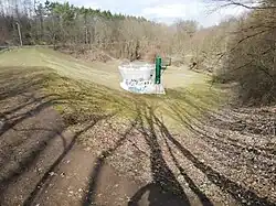 Celkový pohled z hráze na suchou retenční nádrž N4 Jinonice