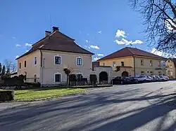 Suchdol (u Kutné Hory) - fara čp. 36 na náměstí.jpg