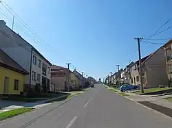 Svažitá hlavní ulice