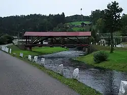 Suchovršice, dřevěná krytá lávka.jpg