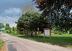 Malá náves s autobusovou zastávkou a turistickou mapou