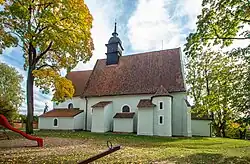 Kostel Všech svatých je dominantou středu obce