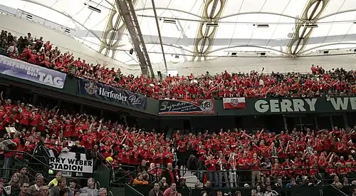 fanouškovský kotel během volejbalového zápasu
