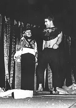 Princezna Okvětní lístek vězněná démonem Modrým Buvolem v inscenaci divadla Esence, rok 1984.