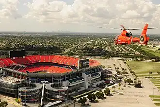 Helikoptéra pobřežní stráže MH-65 Dolphin nad stadionem