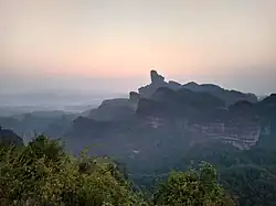 Scenérie u hory Tan-sia v pohoří Jüe-čcheng, součásti Nan-lingu