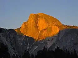 Západ slunce nad Half Dome, pohled z Yosemite Valley