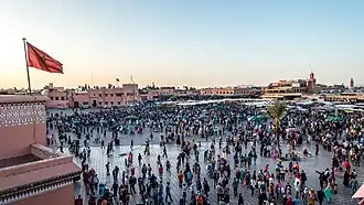 Jihovýchodní pohled na náměstí za soumraku