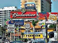 Pestrobarevné billboardy podél Sunset Stripu