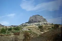 Sutera na úpatí hory San Paolino