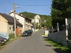 Pohled hlavní ulicí vzhůru, v pozadí Sutomský vrch