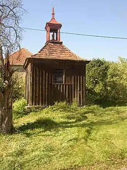 Dřevěná zvonice u kostela sv. Petra a Pavla v Sutomi